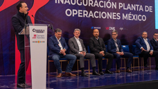 Opening of Ziemann Holvrieka's new production facility in Mexico: Its Managing Director Fernando Canales (3rd from left) and Klaus Gehrig (4th from left), Managing Director of Ziemann Holvrieka GmbH, listen to Governor Manolo Jiménez Salinas. (Image: Ziemann Holvrieka)